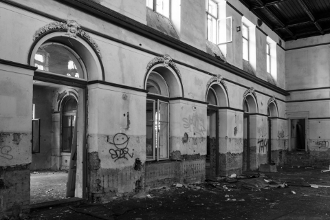 URBEX | Jánské Koupele | Taneční sál - Průchod do jídelny