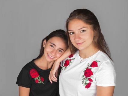 Portréty | Děti & Rodinky | Ateliér | Sestry Juli a Vali