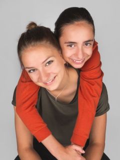 Portréty | Děti & Rodinky | Ateliér | Sestry Juli a Vali