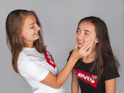Portréty | Děti & Rodinky | Ateliér | Sestry Juli a Vali